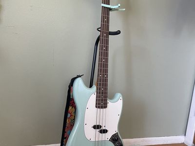 Fender Bass + accessories