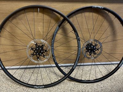 Stans NoTubes Crest CB7 Carbon 29" Wheelset – Excellent Condition