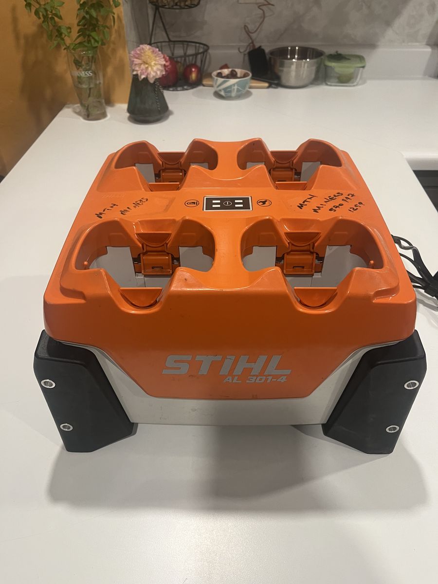 Stihl AL 301-4 battery charger