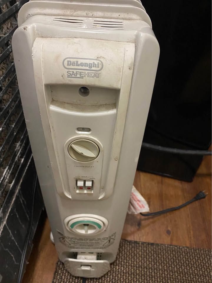 DeLonghi Oil-filled Radiator Heater EW7707CM 1500W