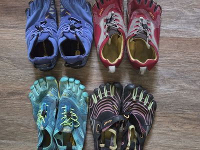 4 pairs Vibram 5 finger (Size: women's 8 or men's 7)