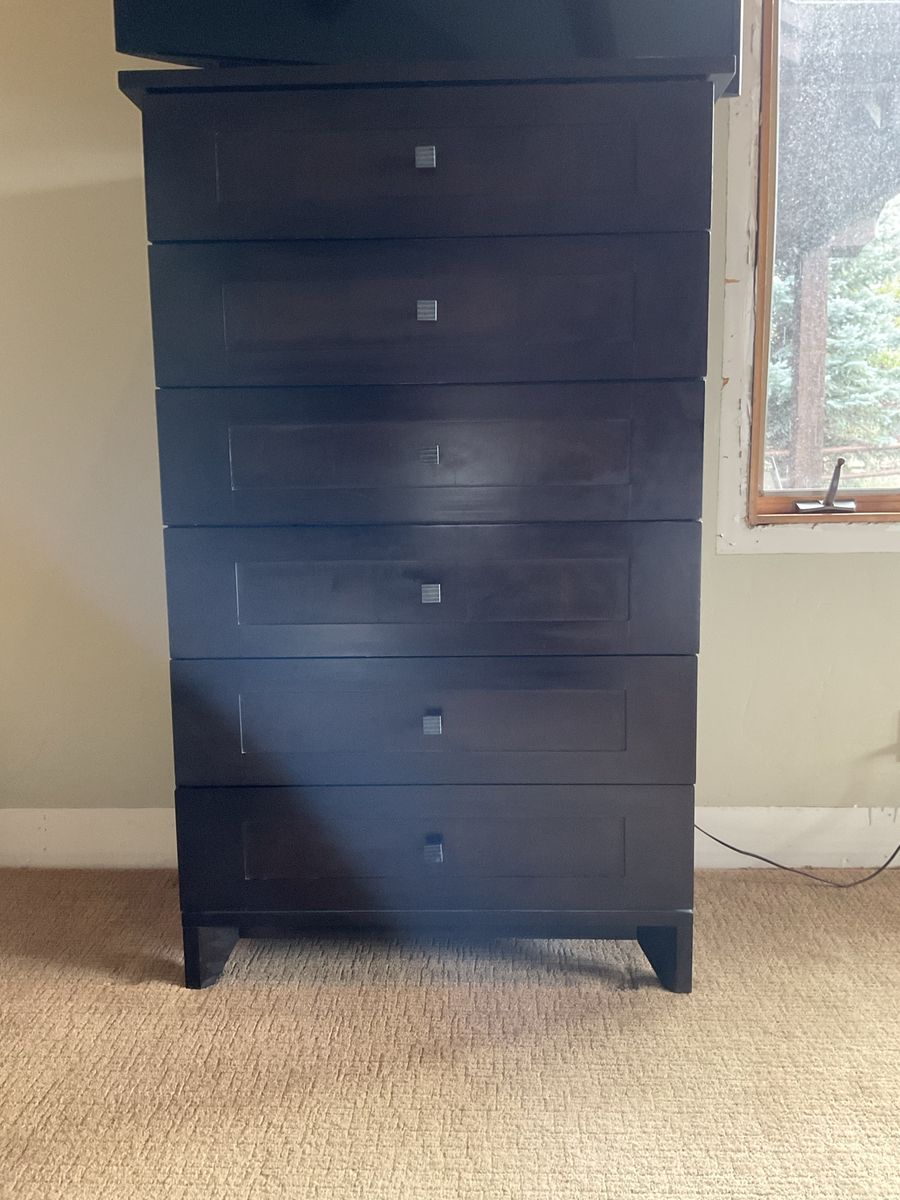 6-Drawer Tall Dresser Chest - Excellent Condition, Spacious Storage