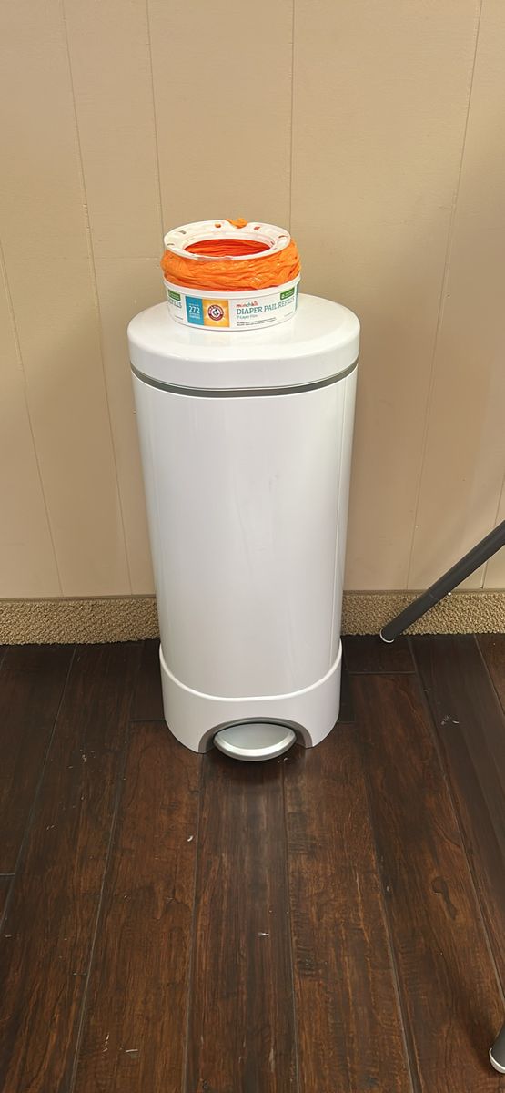 Arm & Hammer Munchkin Diaper Pail - White, Odor Control System, Used, Excellent Condition