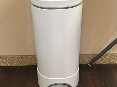 Arm & Hammer Munchkin Diaper Pail - White, Odor Control System, Used, Excellent Condition
