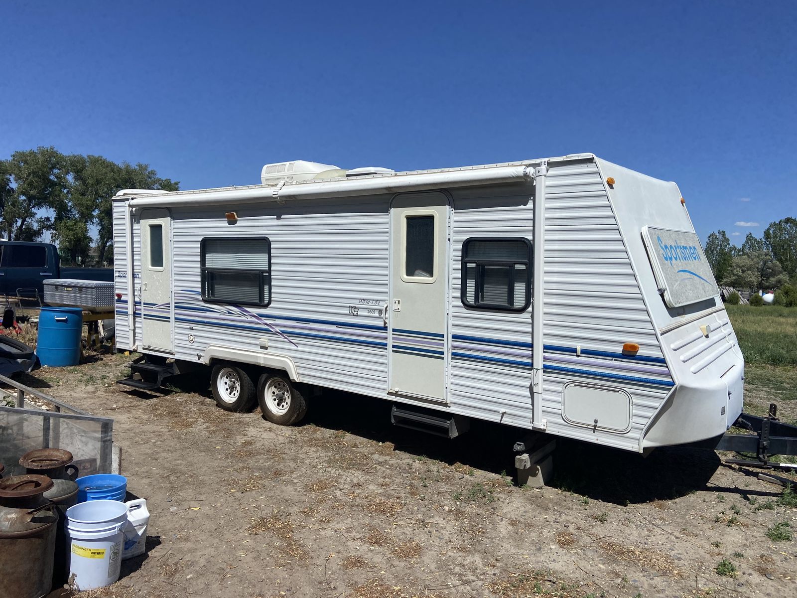 2000 KZ Sportsmen Bumper Pull Travel Trailer - Spacious Interior, Full Bed & Dinette