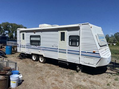 2000 KZ Sportsmen Bumper Pull Travel Trailer - Spacious Interior, Full Bed & Dinette