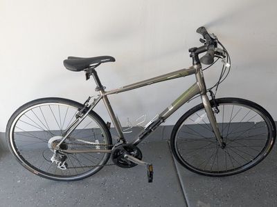 Diamondback Insight Performance Bike - Gray, Shimano Altus, 21 Speed and 700c wheels