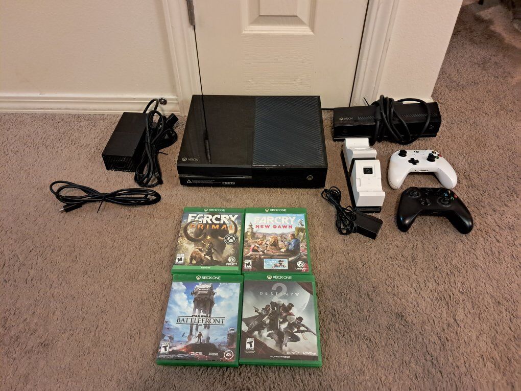 XBox One w/ Kinect, 2 controllers and 4 games