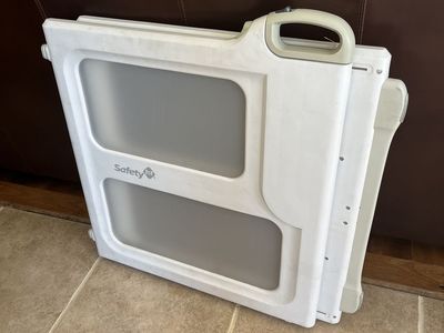 Safety first baby gate stand door opening