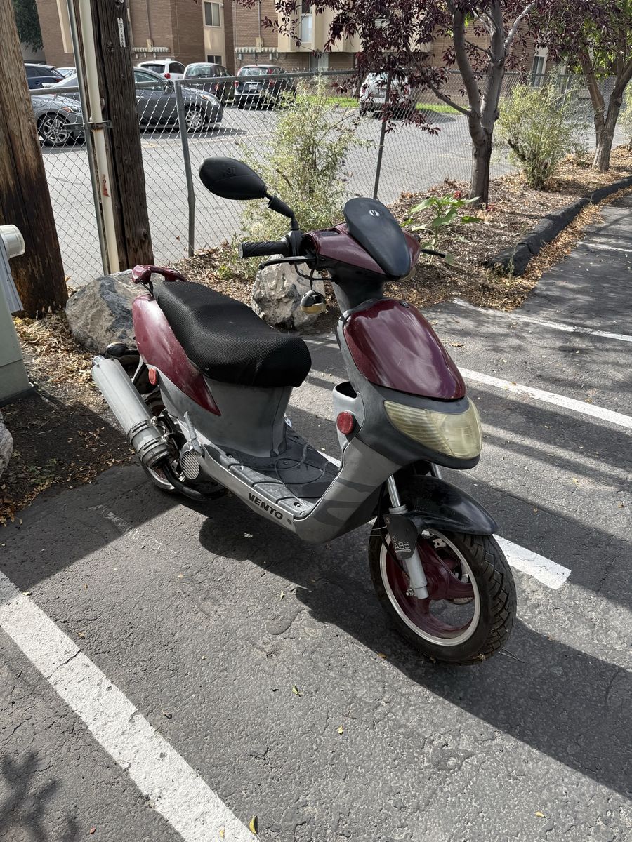 Vento Scooter - Burgundy & Black