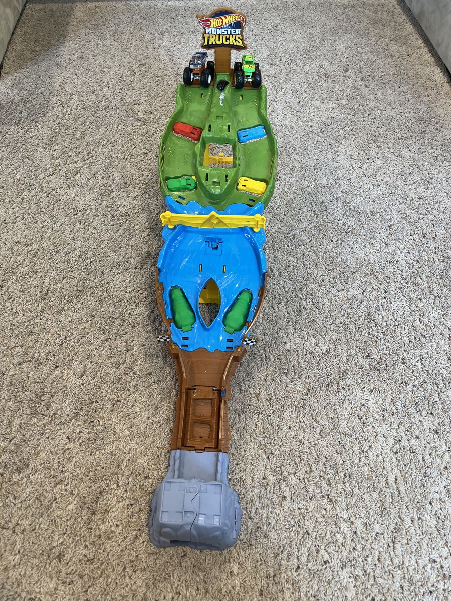 Hot Wheels Monster Truck Ramp and Cars
