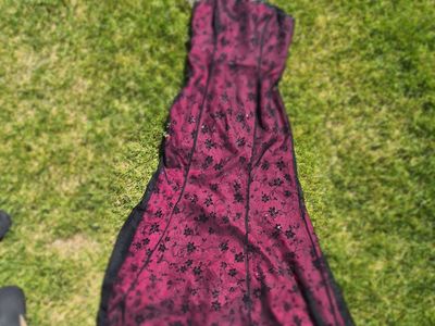 Elegant Black Lace & Burgundy Formal Gown - Strapless, Size 6