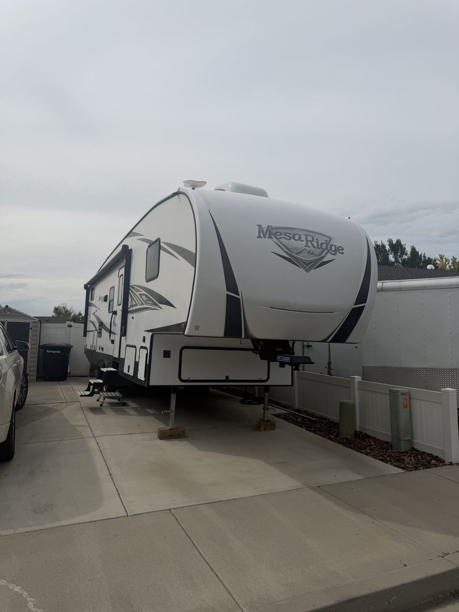 2018 Mesa Ridge 5th Wheel Travel Trailer - Spacious RV with Slide-Outs