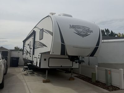 2018 Mesa Ridge 5th Wheel Travel Trailer - Spacious RV with Slide-Outs