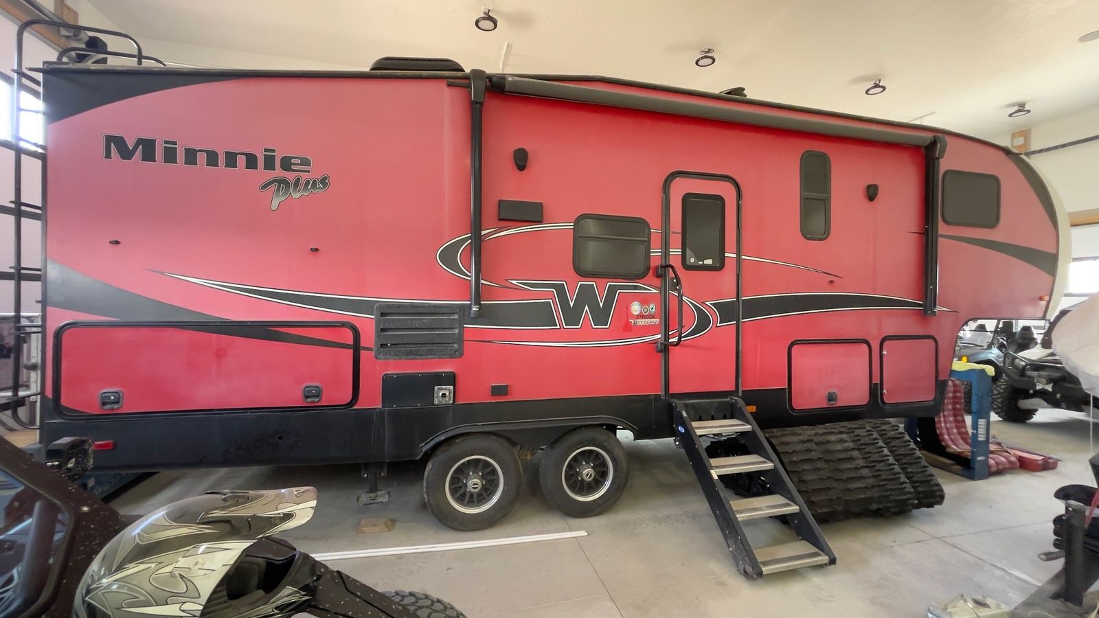 2018 Winnebago 27’ Fifth wheel Model 27REOK two slide outs.