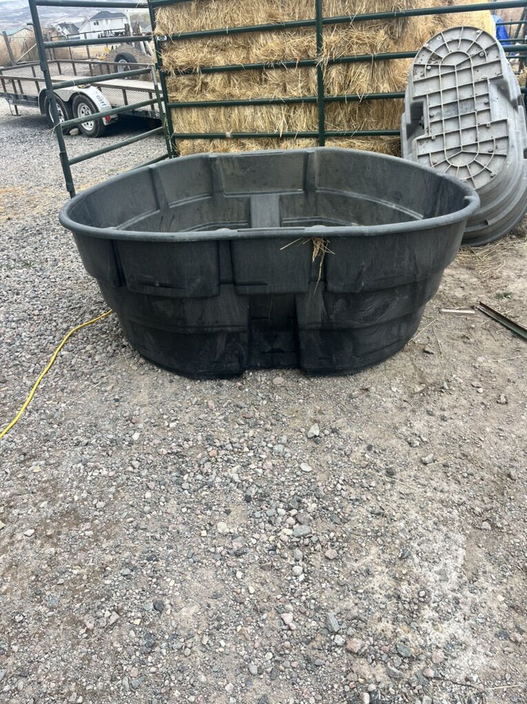 Rubbermaid 300 Gallon Stock Tank