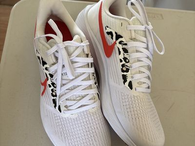 Nike Women's White Zoom Pegasus 39 Running Shoes - Animal Print Red Swoosh Size 8.5