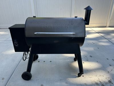 Traeger Pro 34 Pellet Grill / Smoker (Bronze) — Lightly Used