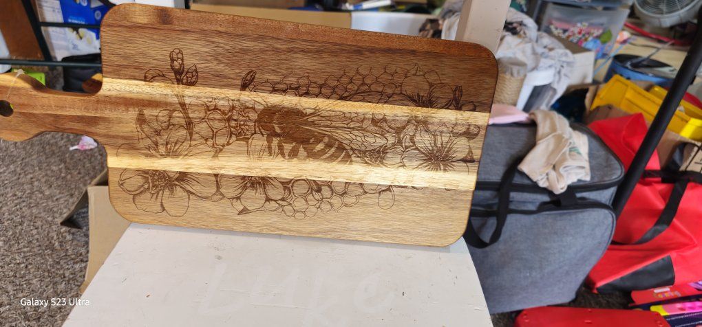 HONEYBEE 2 Cutting Board