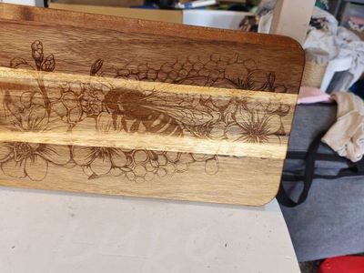 HONEYBEE 2 Cutting Board