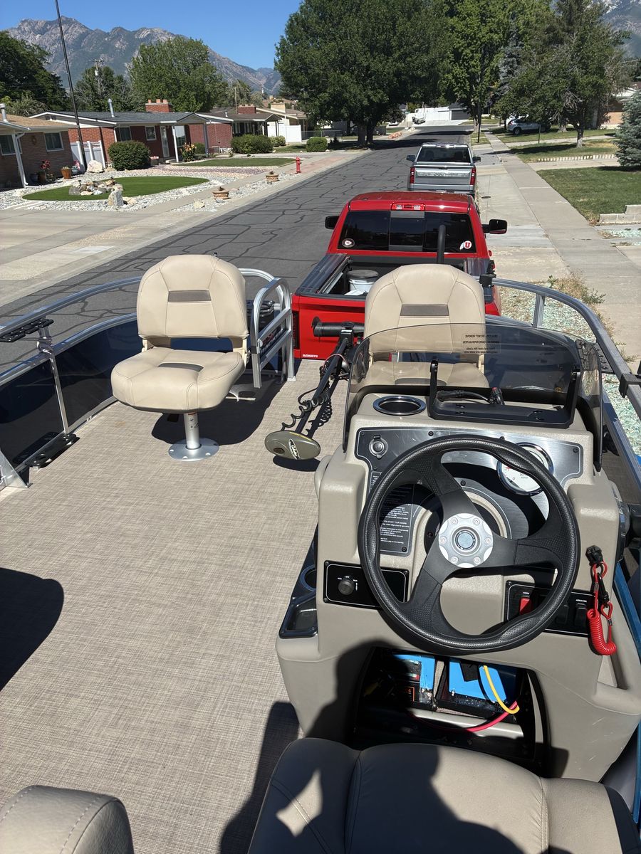 Pontoon boat 