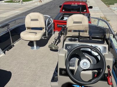 Pontoon boat