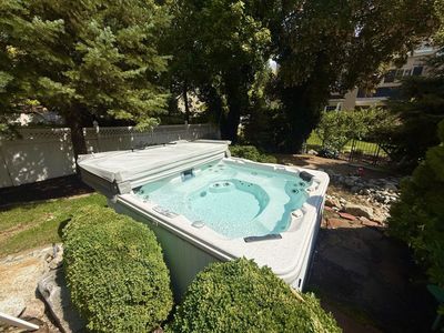 Outdoor Hot Tub Spa with Cover