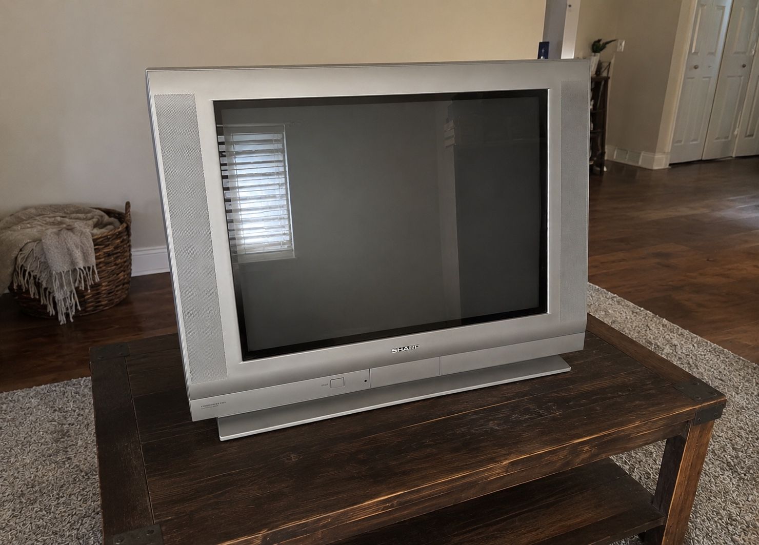 Sharp 32F543 32-inch CRT TV with Remote, Component & S-Video Inputs