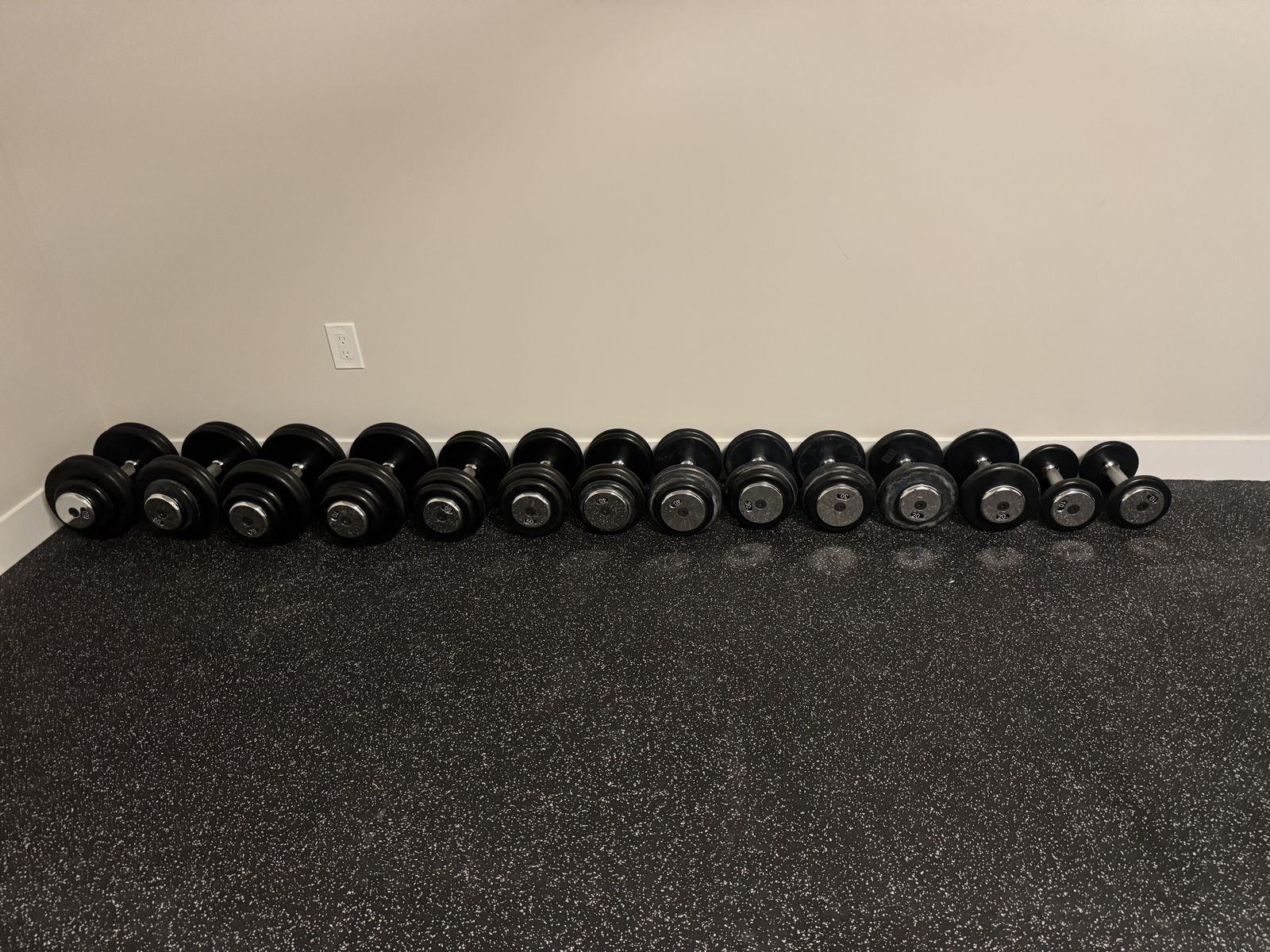 Rubber Dumbbell Set 10–70 lb Pairs – Excellent Condition – Home Gym