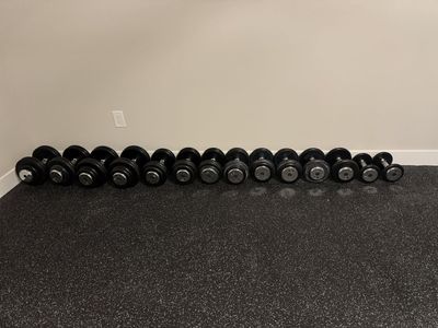 Rubber Dumbbell Set 10–70 lb Pairs – Excellent Condition – Home Gym