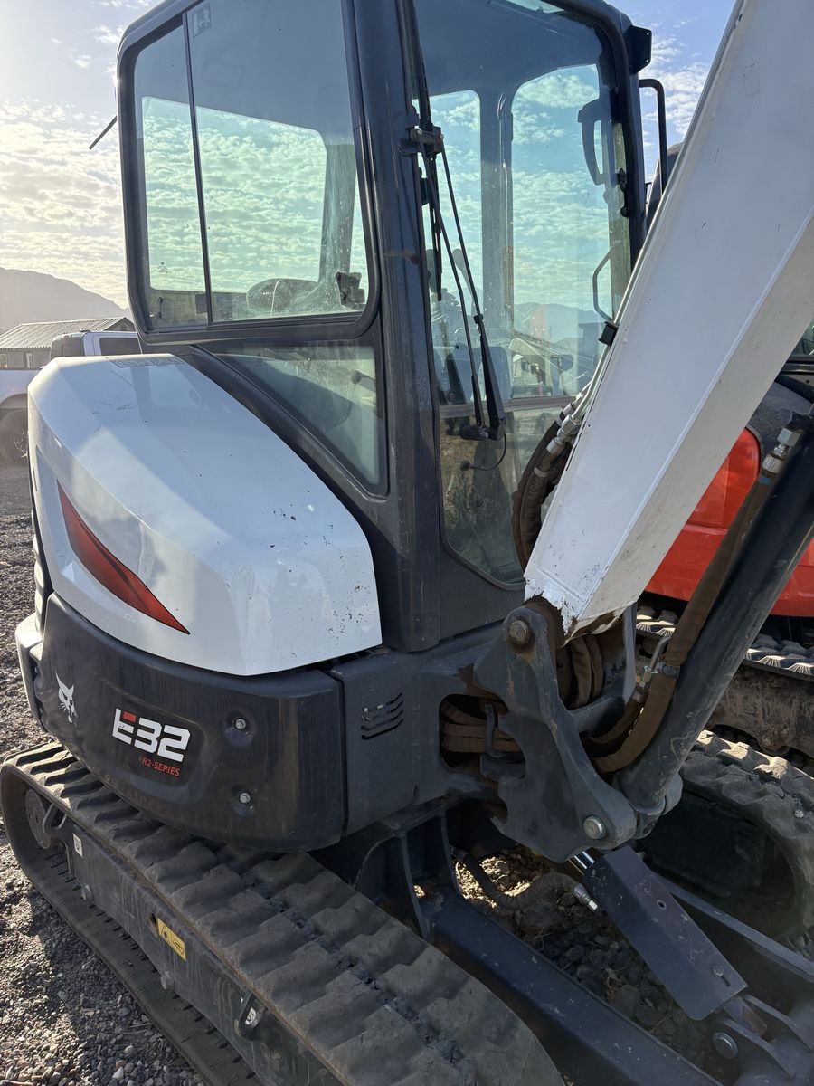 2024 Bobcat E32 mini excavator for Rent