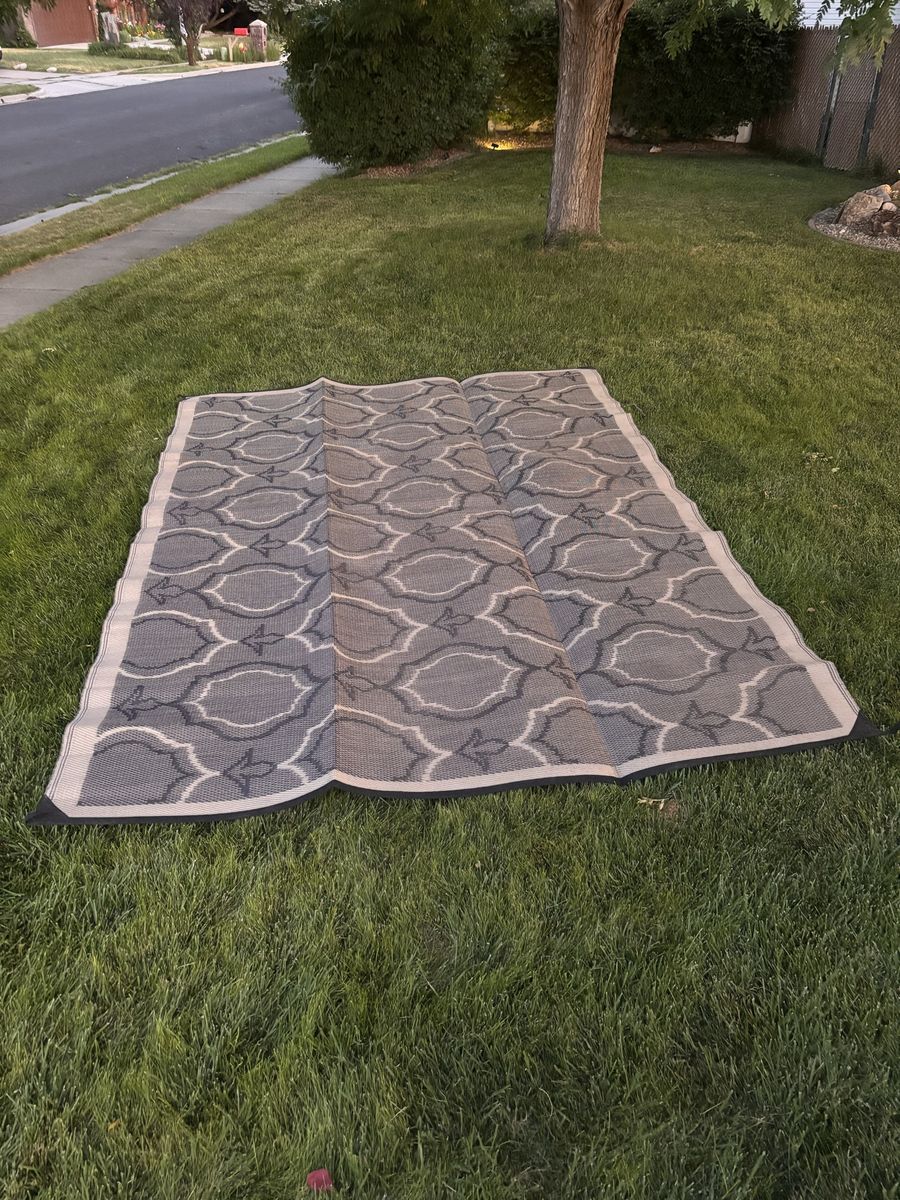 Travel trailer outdoor rug
