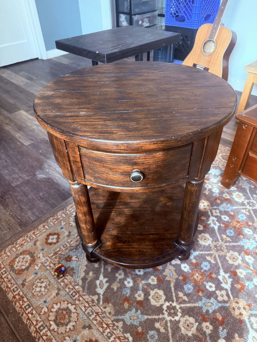 Round Wood End Table w/ Drawer – Solid, Classic Style (Good Condition)