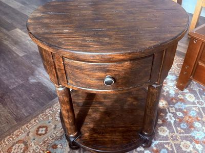 Round Wood End Table w/ Drawer – Solid, Classic Style (Good Condition)