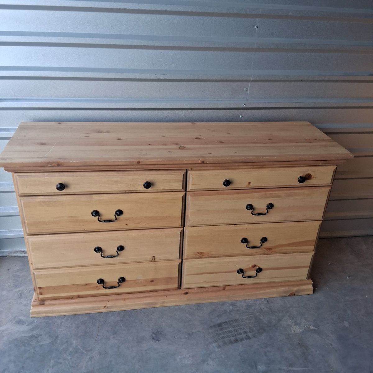 Pine 8-Drawer Dresser 