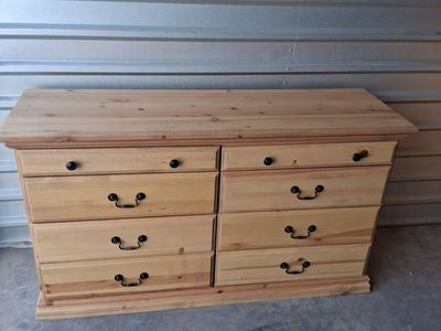 Pine 8-Drawer Dresser