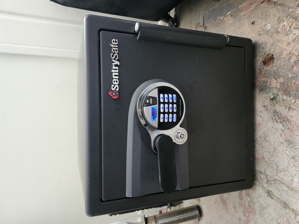 1.2 CF Sentry Safe
