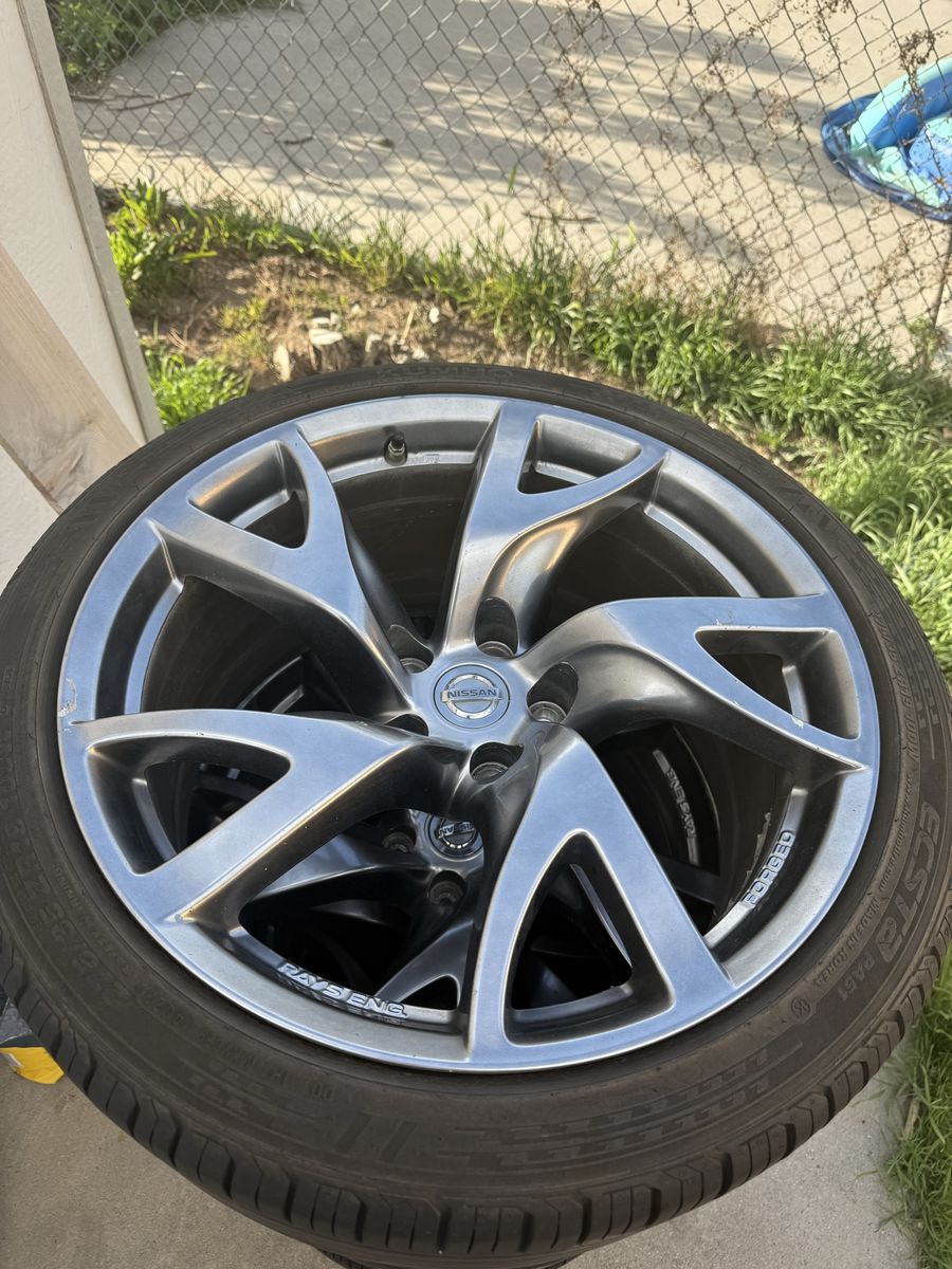 Nissan 370Z wheels and tires