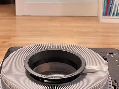 Leitz Pradolux RT 300 Slide Projector – Colorplan CF Lens – 12 Carousel Trays – Tested