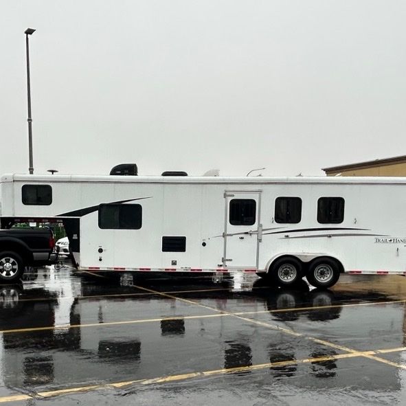 Trail Hand Gooseneck Horse Trailer with Living Quarters