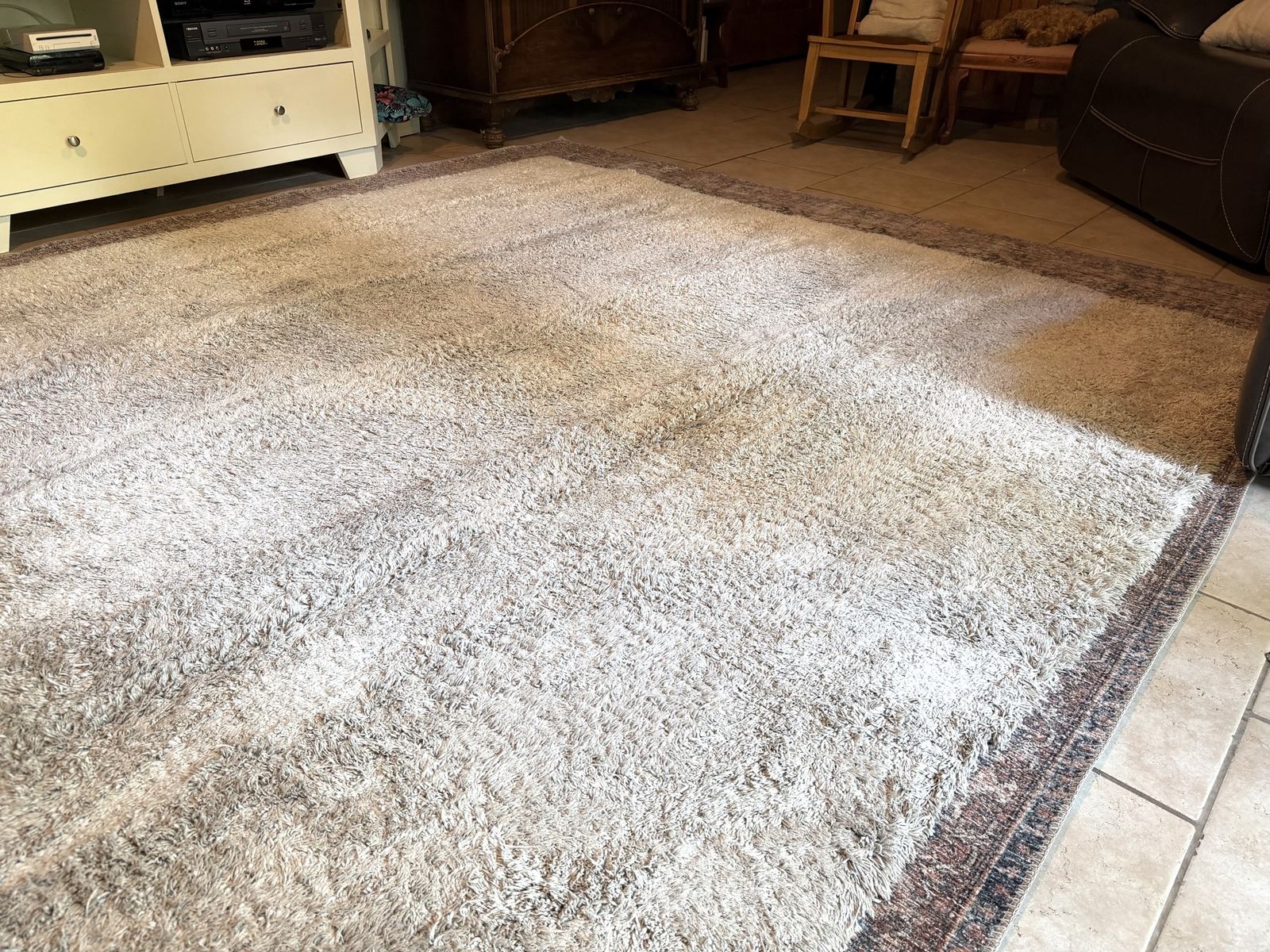 Free white high-pile rug