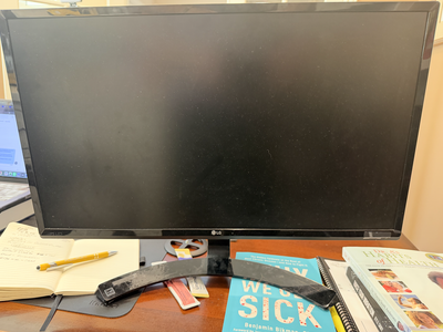 2 LG 24" monitors