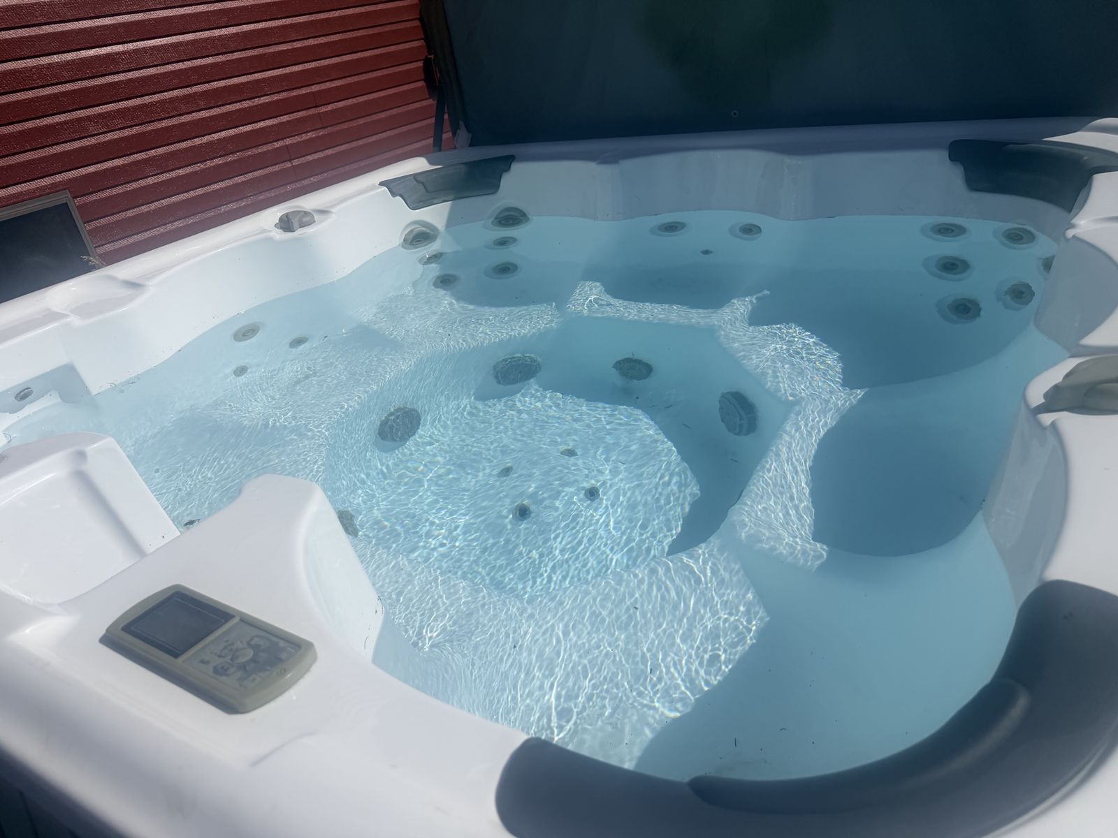 Xl 6 person Hot Tub with easy lift cover 80% off