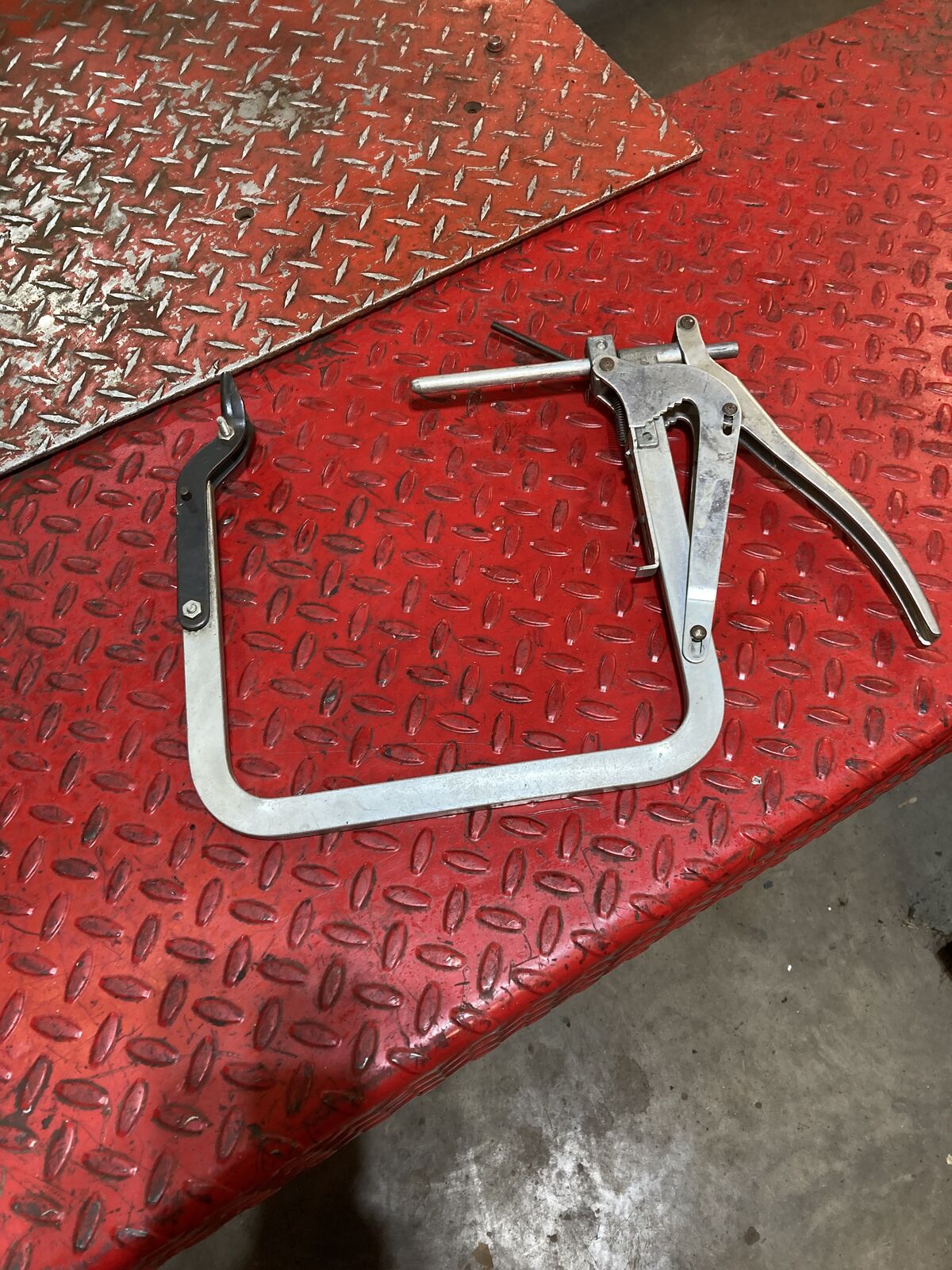 Valve spring compressor