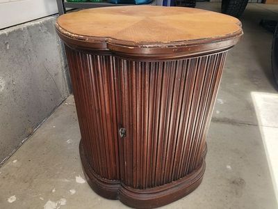 Antique scalloped top pedestal table late 19th century