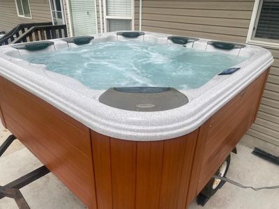 Bullfrog 552 Hot Tub - Spa w/ 5 Seating Options, Spa Cover, Cover Lifter & Free Delivery