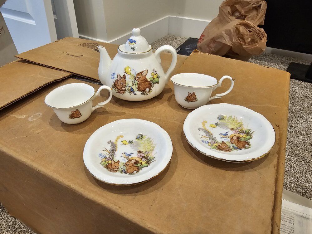 Vintage Evensco mini tea set 1983