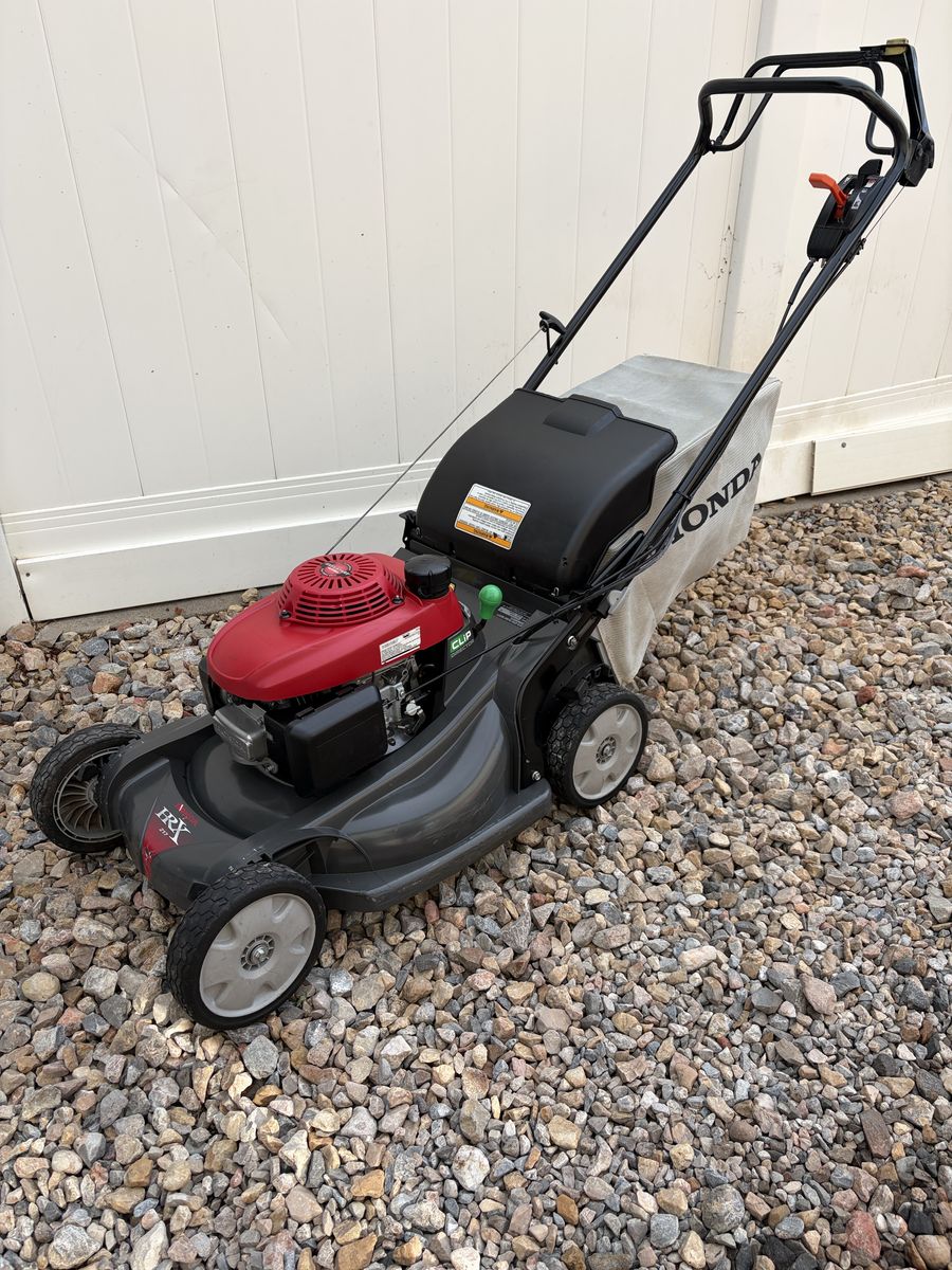 Honda HRX217 21" Self-Propelled Lawn Mower with Blade Clutch – Runs Great