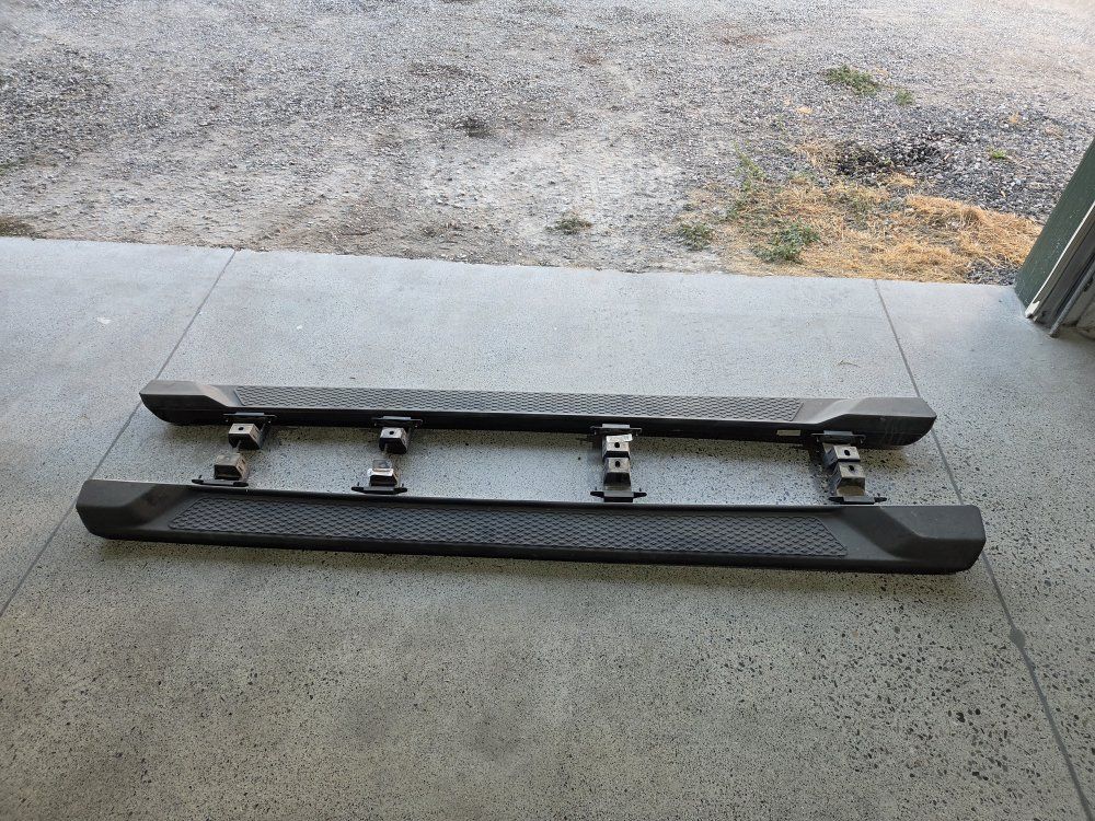 OEM Jeep Gladiator / Wrangler JL 4-Door steps