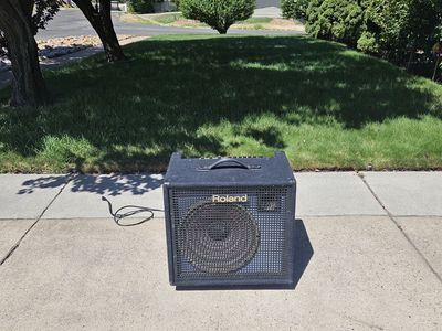 Roland KC-500 Keyboard Synthesizer Vintage Amp and Speaker